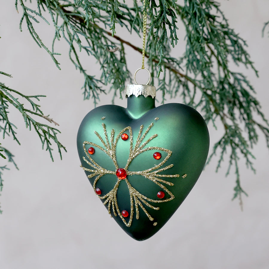 Chic Antique zöld szívdísz aranyszínű zsinóron, zöld dekorágra függesztve.