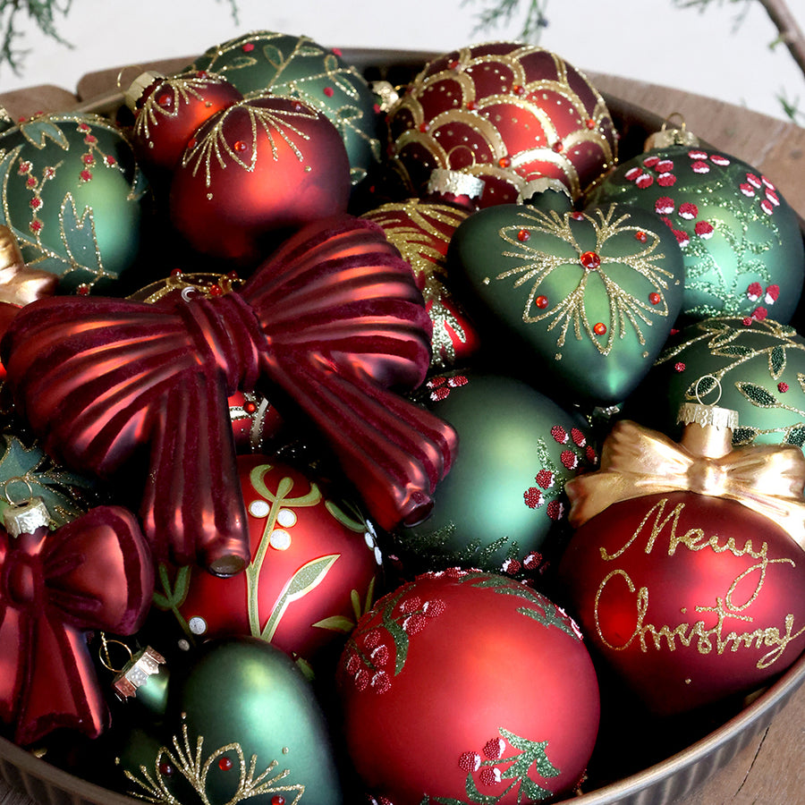 Havas hatású bogyókkal díszített Heritage zöld üveggömbök arany mintás díszek és szívdísz társaságában.