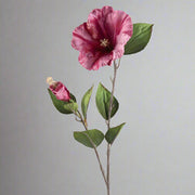 Sötét pink színű, fényes felületű, hibiszkusz művirág.