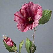 Sötét pink színű, fényes felületű, hibiszkusz művirág.