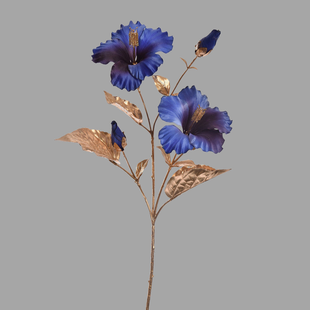 Fényes aranyszínű szárú és levelű, kék színárnyalatú mű hibiszkusz virág.