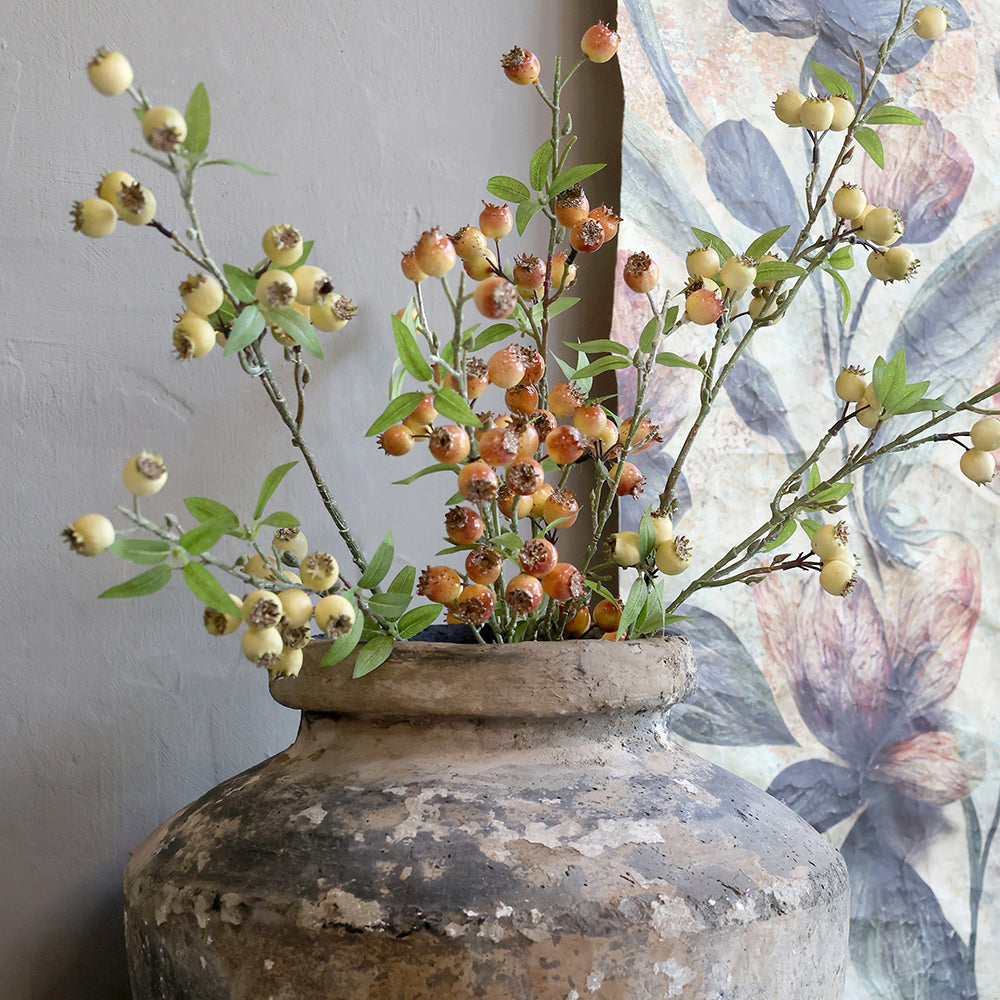 Hippophae krém színű terméses mű homoktövis ág vázában, élethű termésekkel