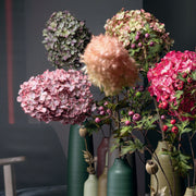 Hortenzia művirág több dekorággal és díszítőelemmel kombinálva zöld vázákban, enteriőr stílusban