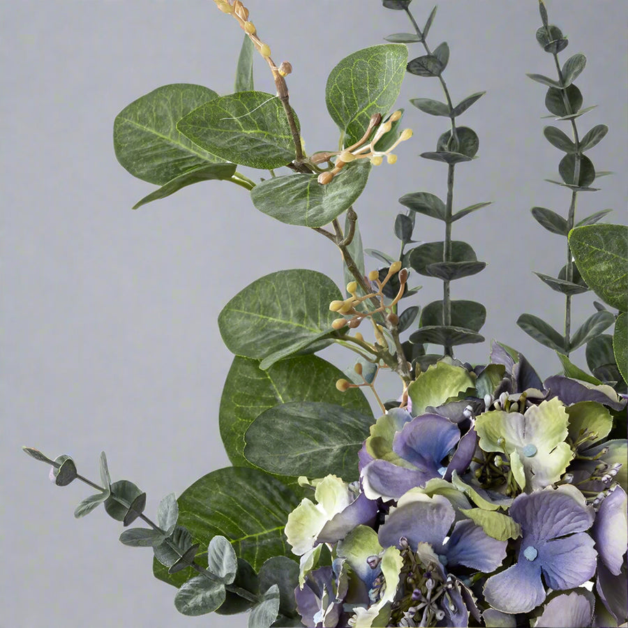 A csokor felső része közelről: eukaliptusz és más zöld levelek finom részletei.