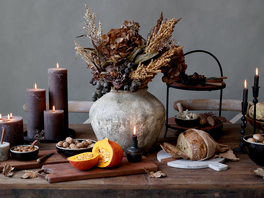 Őszi dekorációs összeállítás kerámiavázával, benne mokkaszínű mű hortenziákkal.