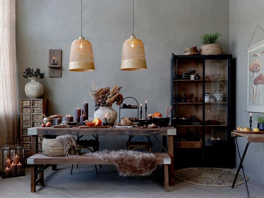Rusztikus enteriőr őszi asztali dekorációval, mokkaszínű hortenziával és gyertyákkal.