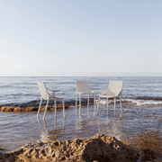 Fehér design műanyag székek tengerparton.