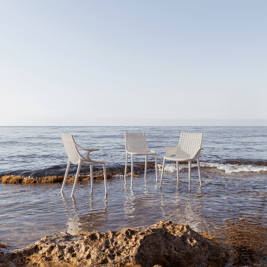 Fehér design műanyag székek tengerparton.