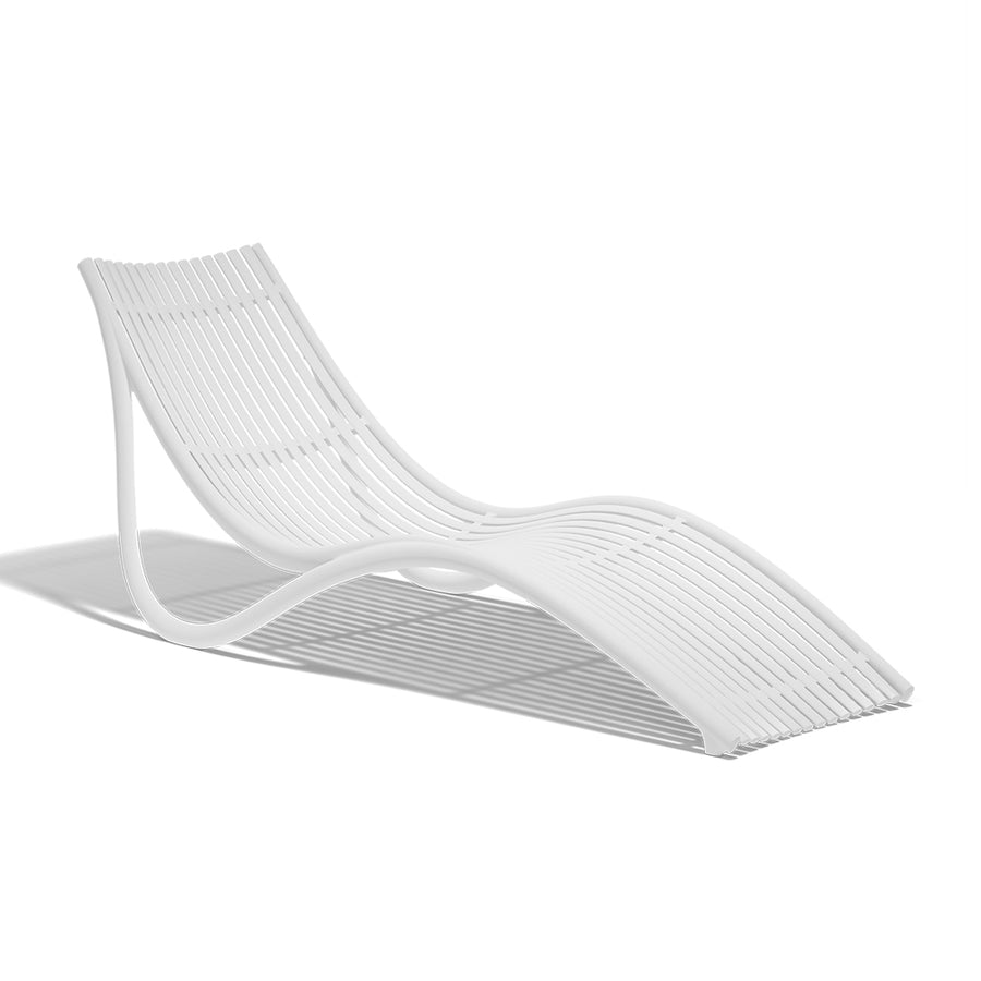 Fehér színű műanyag design napozóágy.