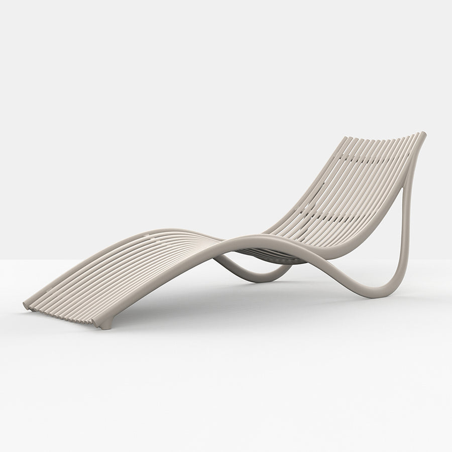 Ekrü színű műanyag design napozóágy.