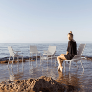 Fehér design műanyag székek tengerparton.