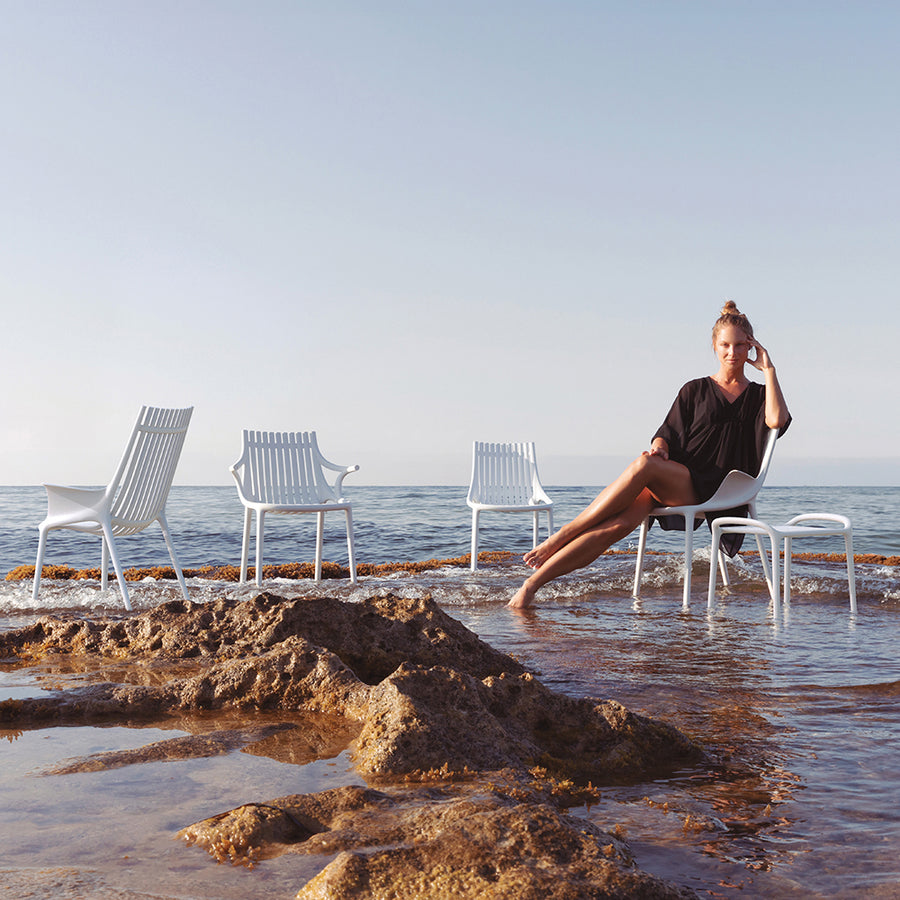 Fehér design műanyag székek tengerparton.
