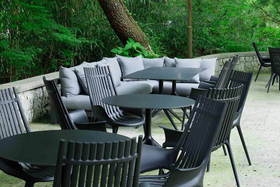 Fekete színű, műanyag design pihenő kerti karosszék.