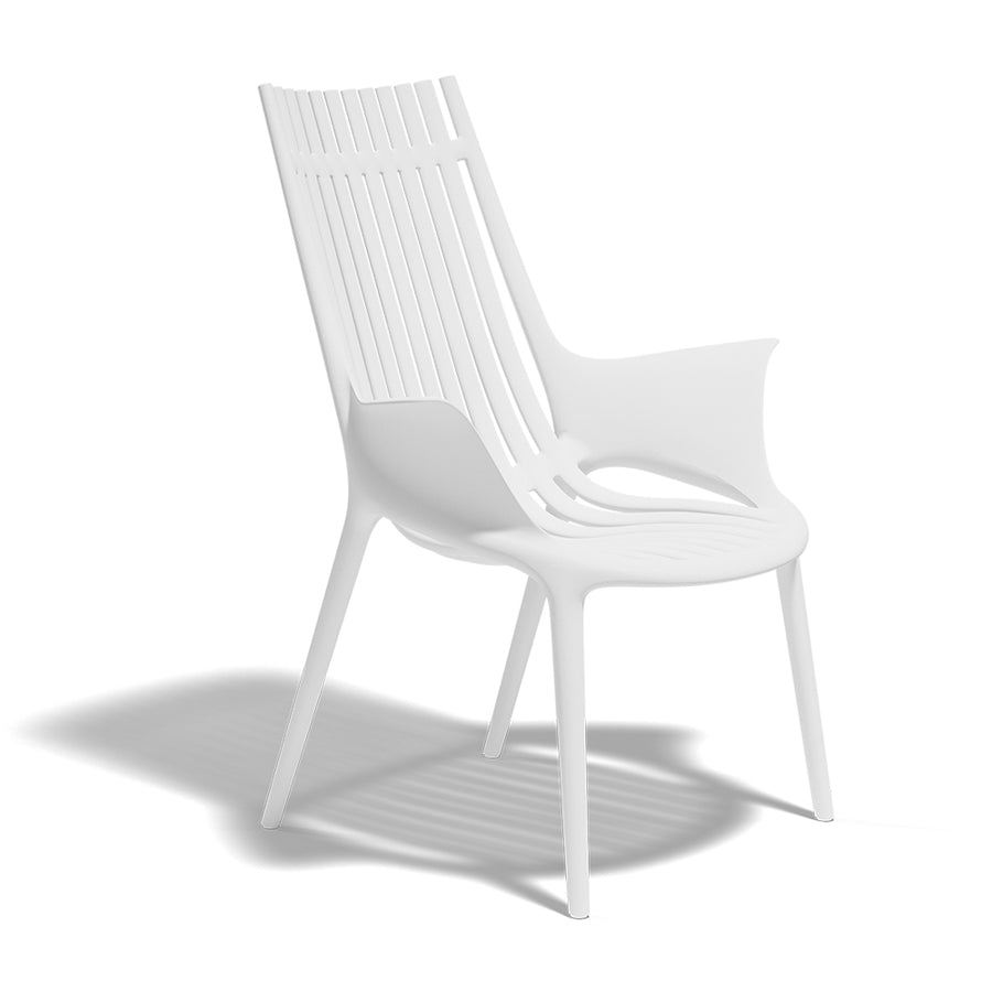 Fehér színű, műanyag design pihenő kerti karosszék.