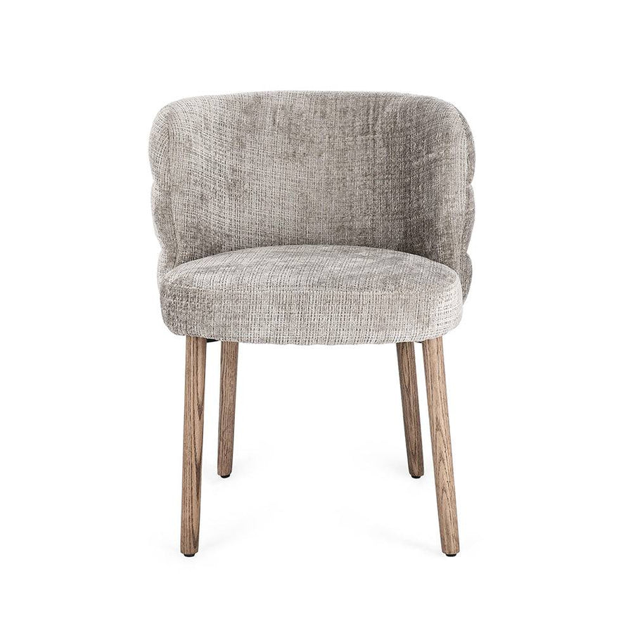 Elölnézetből az ILMA világos szürke szék, kárpitozott ülőfelülettel és íves háttámlával.