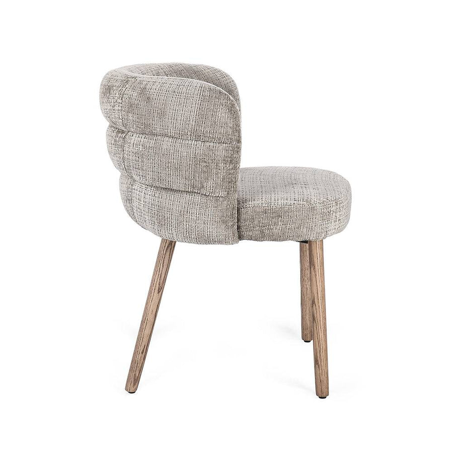 Oldalnézetből az ILMA világos szürke szék, háromrészes, párnázott háttámlával.