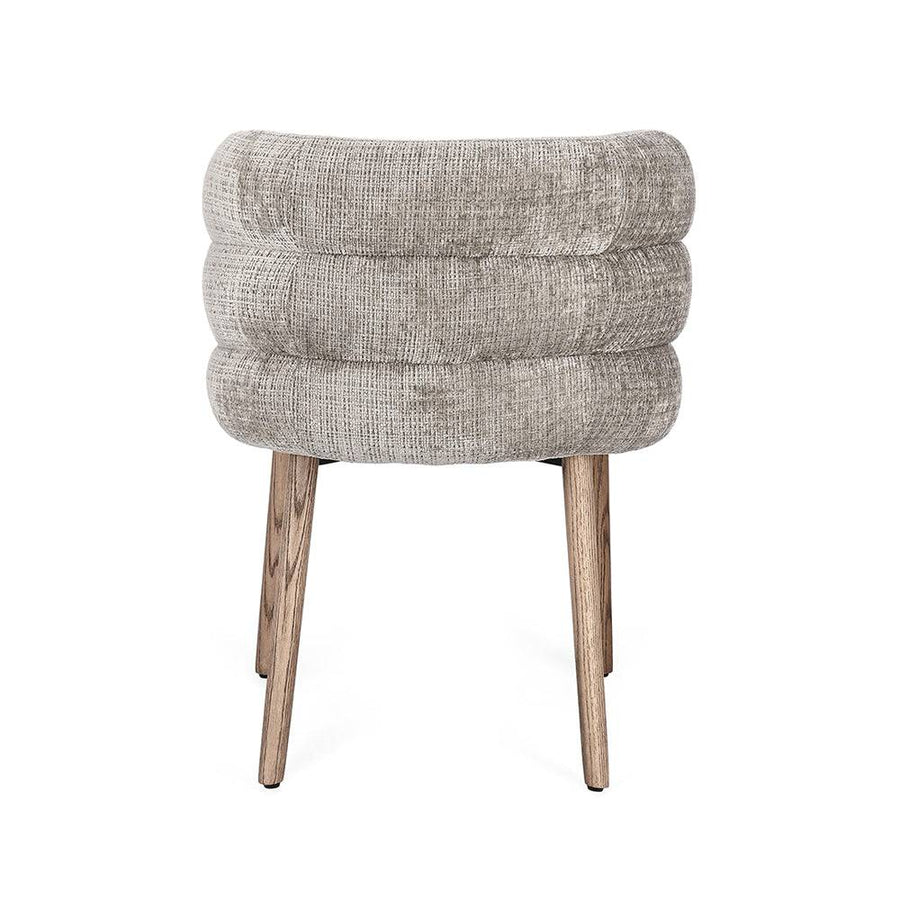 Az ILMA szék hátulról, világos szürke kárpitozással és letisztult tölgyfa lábakkal.