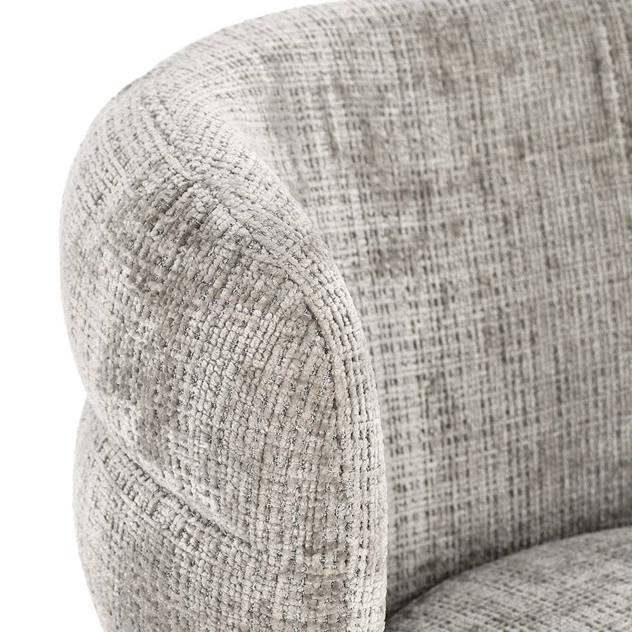 Közelkép az ILMA szék világos szürke kárpitozású háttámlájának részletéről.