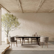 Étkező enteriőr ILMA székekkel és fa étkezőasztallal, világos térben.