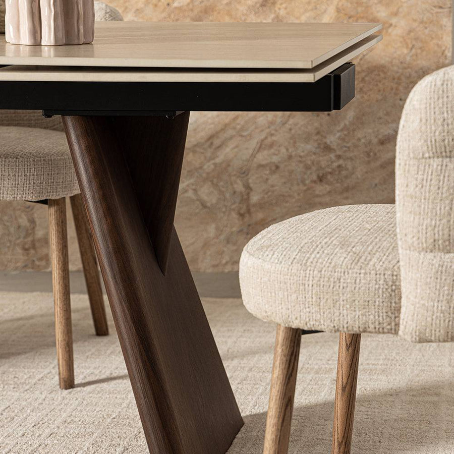 ILMA székek modern étkezőben, részlet a fa asztallábbal.