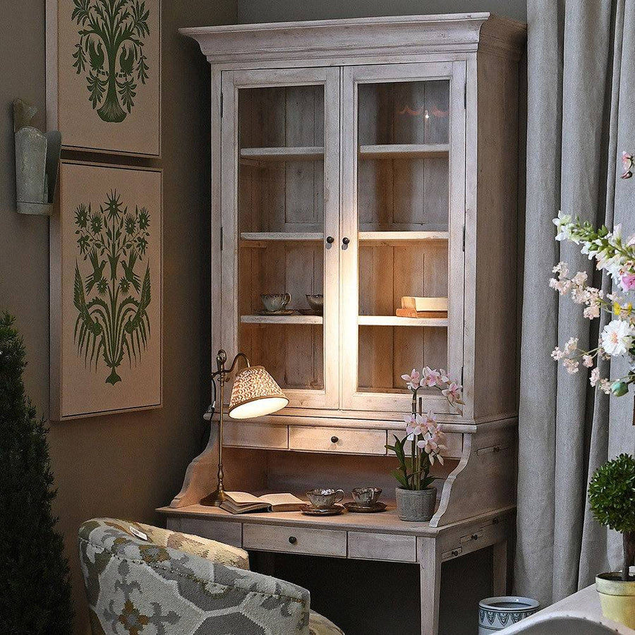 IMPERIAL akácfa vitrines szekreter nappaliban elhelyezve, klasszikus koloniál enteriőrben