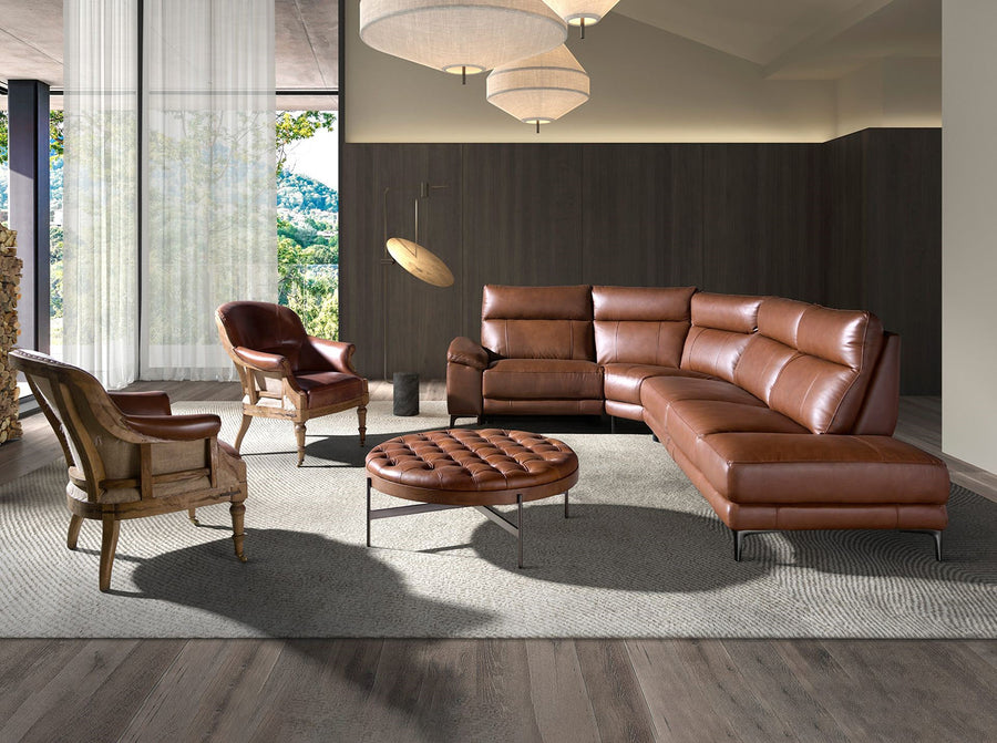 Konyakbarna színű cserzett marhabőrrel kárpitozott desing fotel.