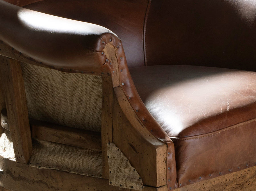 Konyakbarna színű cserzett marhabőrrel kárpitozott desing fotel.