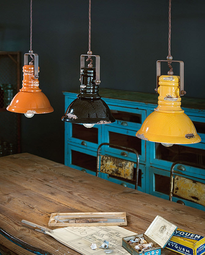 Vintage narancssárga, fekete és sárga színű ipari lámpa.