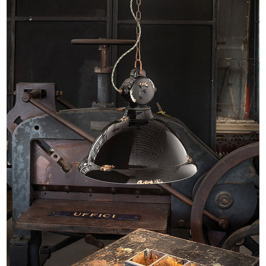 Vintage fekete színű, ipari függeszték lámpa.