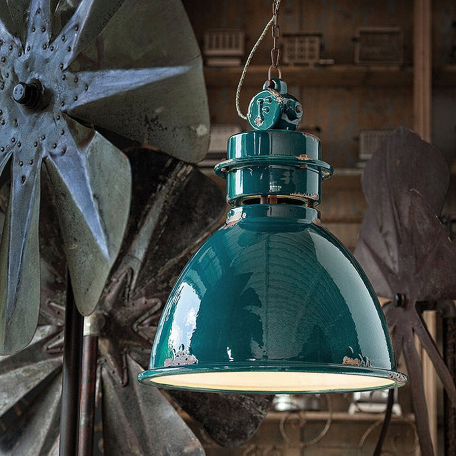 Olajkék színű ipari lámpa.