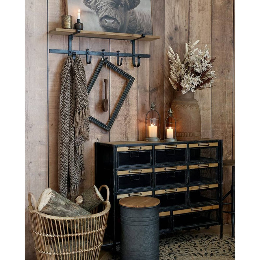 Fekete színű vasból és natúr színű fenyőfából készült 11 fiókos komód.