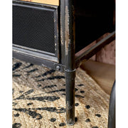 Fekete színű vasból és natúr színű fenyőfából készült 11 fiókos komód.