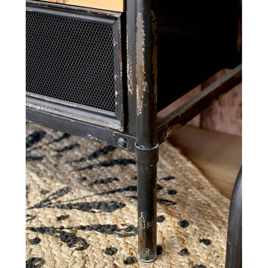 Fekete színű vasból és natúr színű fenyőfából készült 11 fiókos komód.