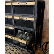 Fekete színű vasból és natúr színű fenyőfából készült 11 fiókos komód.