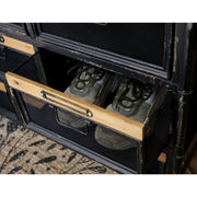 Fekete színű vasból és natúr színű fenyőfából készült 11 fiókos komód.