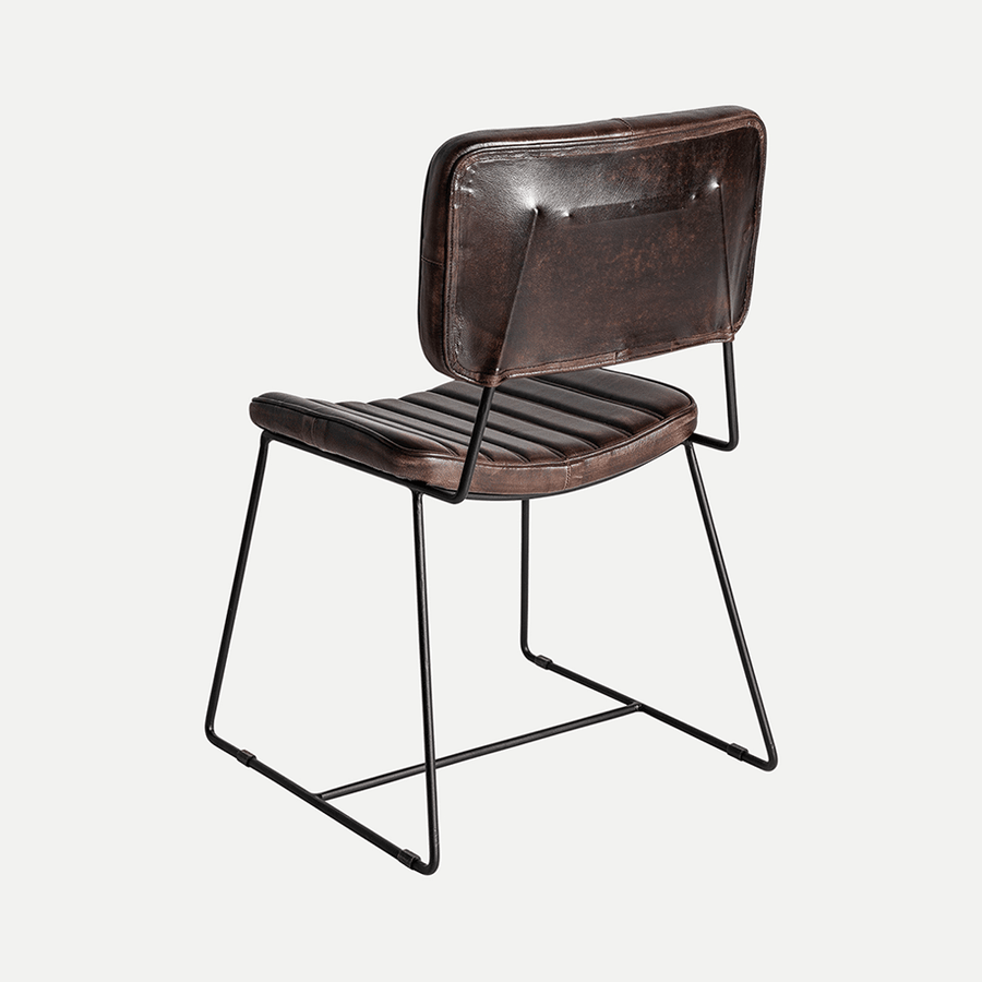 Hátsó nézet a sötétbarna bőrszékről – háttámlás kialakítással.