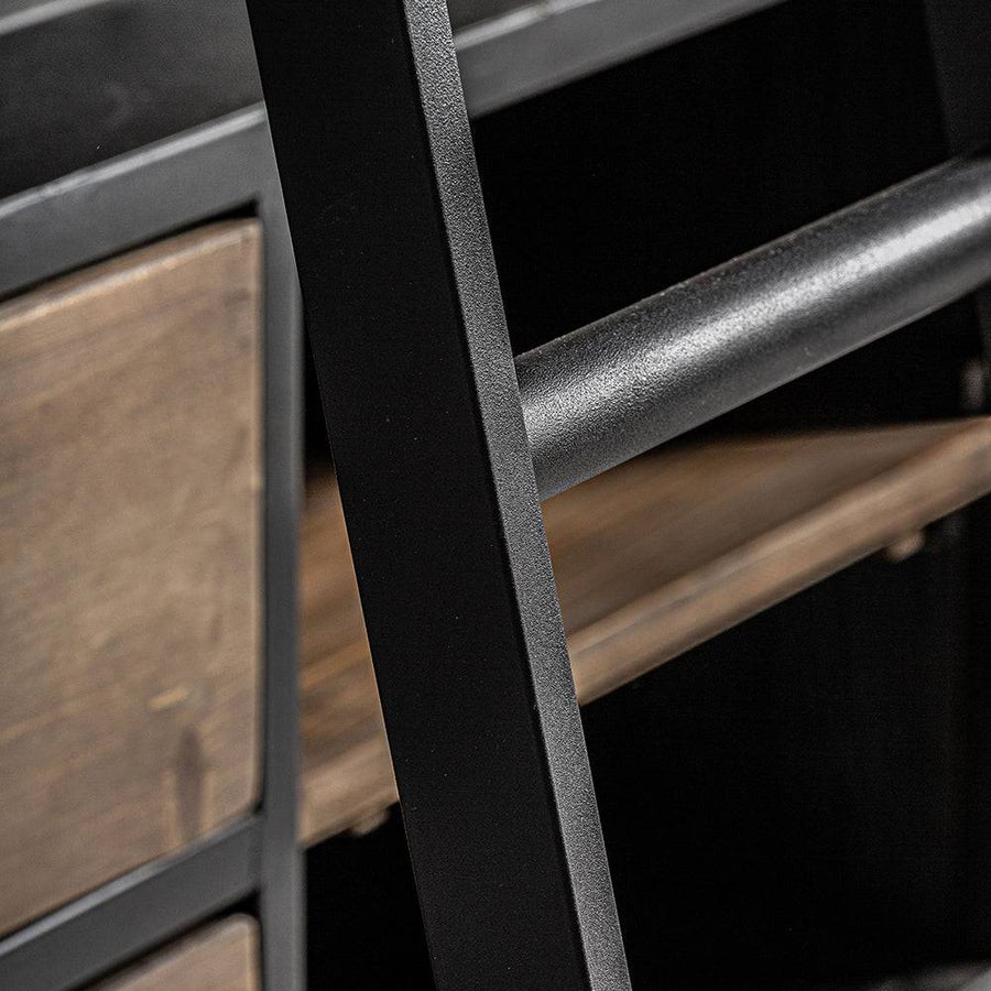 Ivalo könyvespolc létra részlet, fekete porszórt vas felület