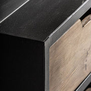 Ivalo könyvespolc sarokrészlet, vas és fa találkozása