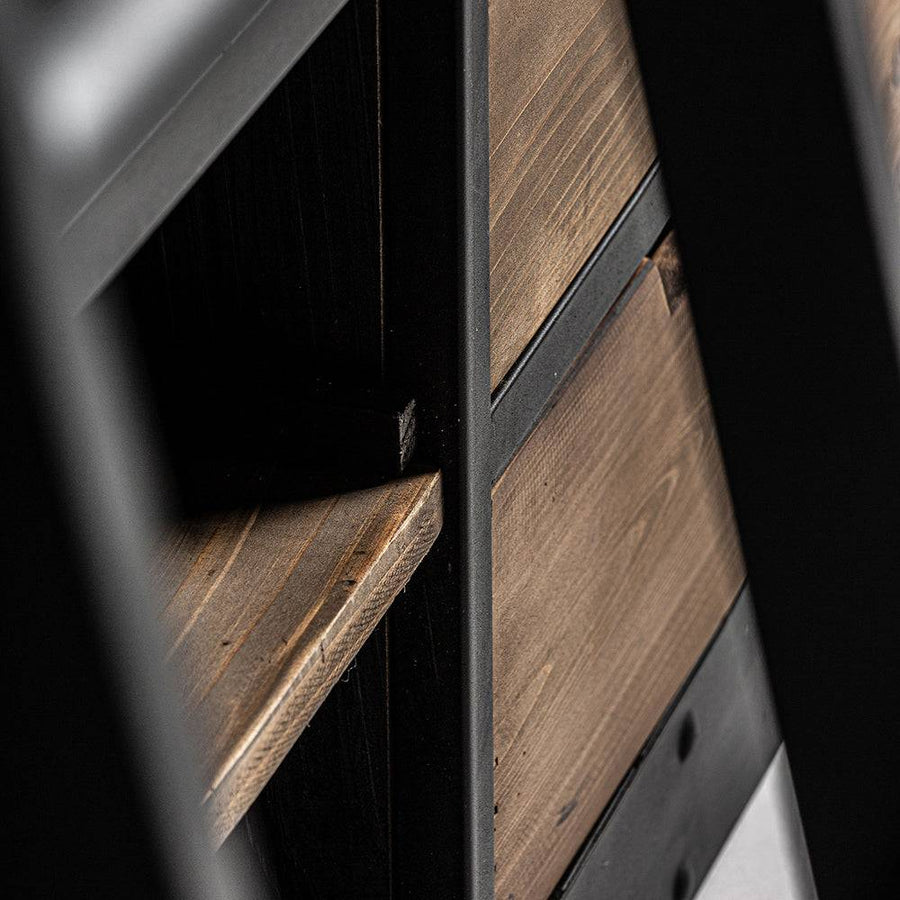 Ivalo könyvespolc fa és vas elemek találkozása közelről