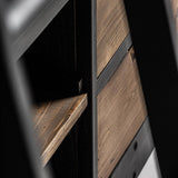 Ivalo könyvespolc fa és vas elemek találkozása közelről