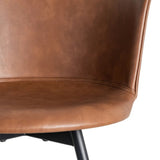 Jack étkezőszék karamellbarna műbőr ülőfelületének és háttámlájának közeli részletképe
