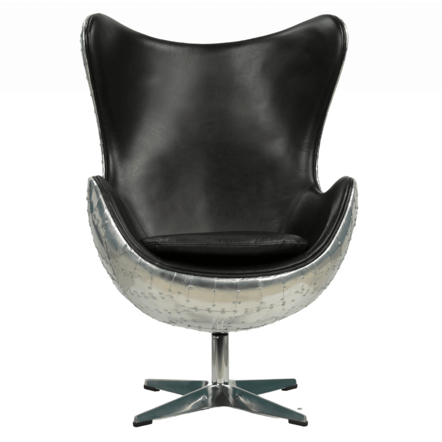 A fotel elölnézetből, kiemelve az ikonikus tojásformát és a mélyfekete bőr felületet.