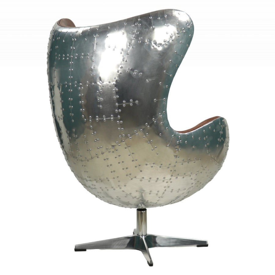 A Jacobsen Aero fotel hátnézetből, domináns alumínium borítással és ipari részletekkel.