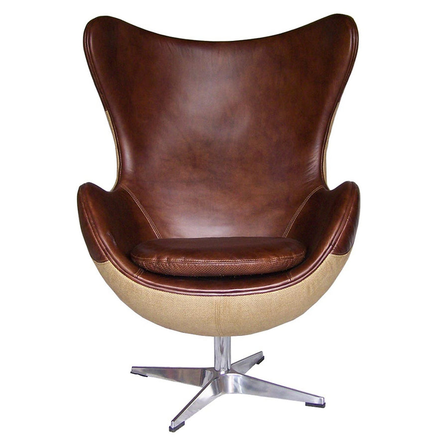 Elölnézetből készült kép a Jacobsen L'Élégant forgó tojásfotelről, szivarbarna bőrrel és zsákvászonnal kárpitozva.