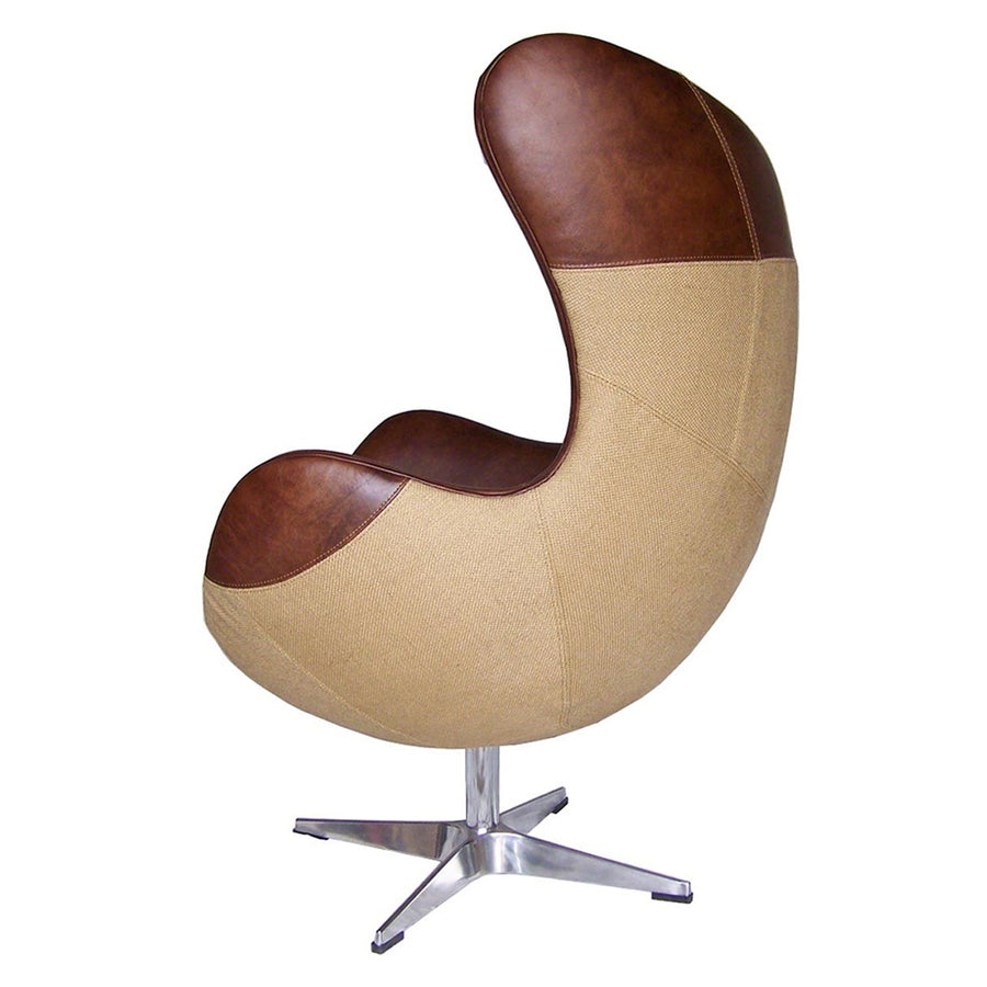 A fotel karakteres ívei oldalról, jól láthatóan kombinálva bőrt és zsákvásznat.