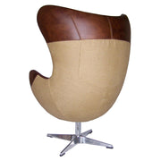 Jacobsen L'Élégant fotel hátsó sziluettje, zsákvászon felülettel és a fejrész bőrborításával.