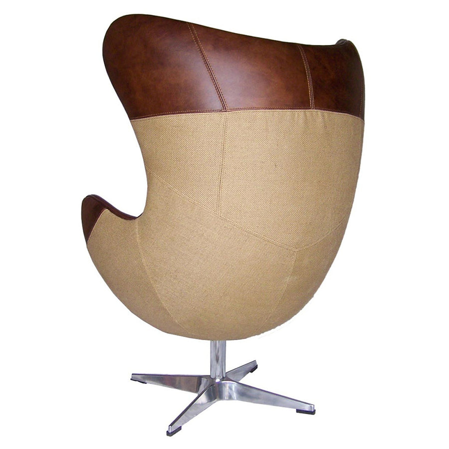 Jacobsen L'Élégant fotel hátsó sziluettje, zsákvászon felülettel és a fejrész bőrborításával.