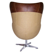 Jacobsen L'Élégant fotel hátsó sziluettje, zsákvászon felülettel és a fejrész bőrborításával.