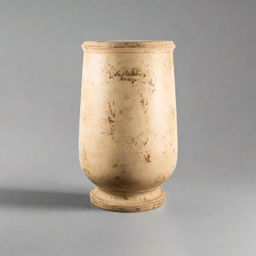 Terrakotta színű, tradicionális, kerámiaamfora.