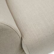 Kényelmes pihenő fotel széles ülőfelülettel és puha karfákkal